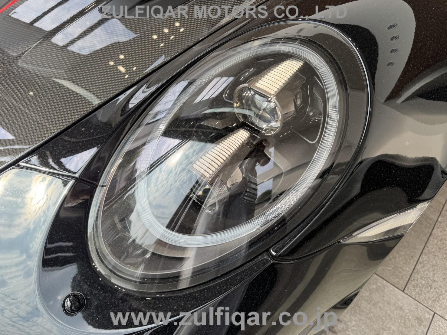 PORSCHE 911 2019 Image 24